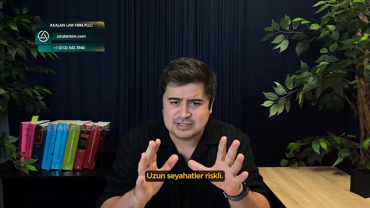 Sunucu elleriyle vurgulayarak uzun seyahatlerin riskli olduğunu s&ouml;yl&uuml;yor; altyazıda 'Uzun seyahatler riskli.' yazısı g&ouml;r&uuml;n&uuml;yor.