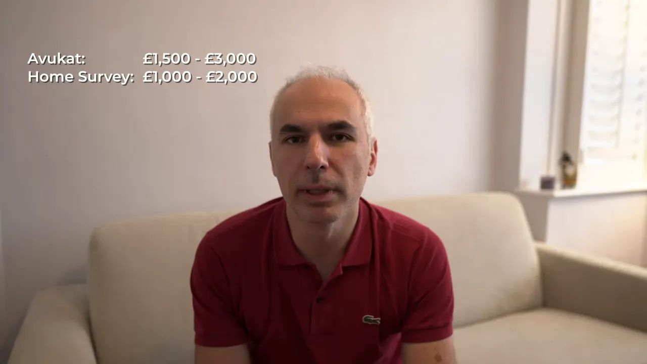Kanepede oturan konuşmacı ile sol üstte 'Avukat: £1,500 - £3,000' ve 'Home Survey: £1,000 - £2,000' yazan net ekran görüntüsü.