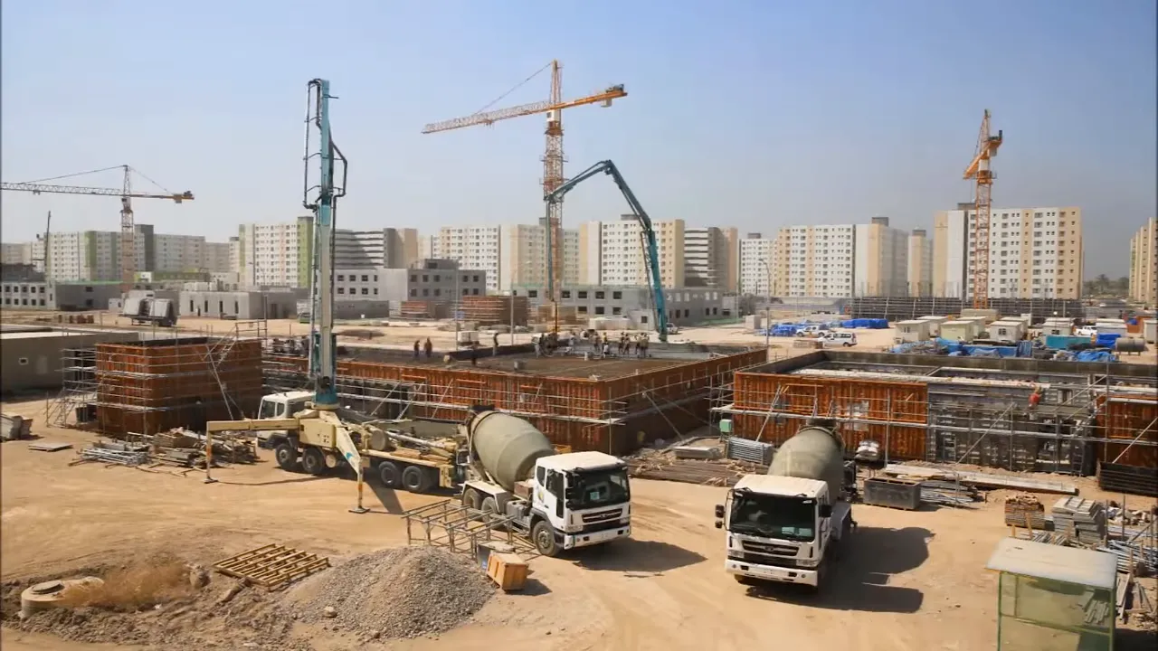 Geniş açı inşaat sahası; vinçler, kalıp ve beton mikserleri