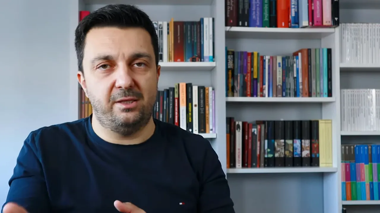 Kitaplık önünde net ve odaklı bir şekilde anlatım yapan sunucu