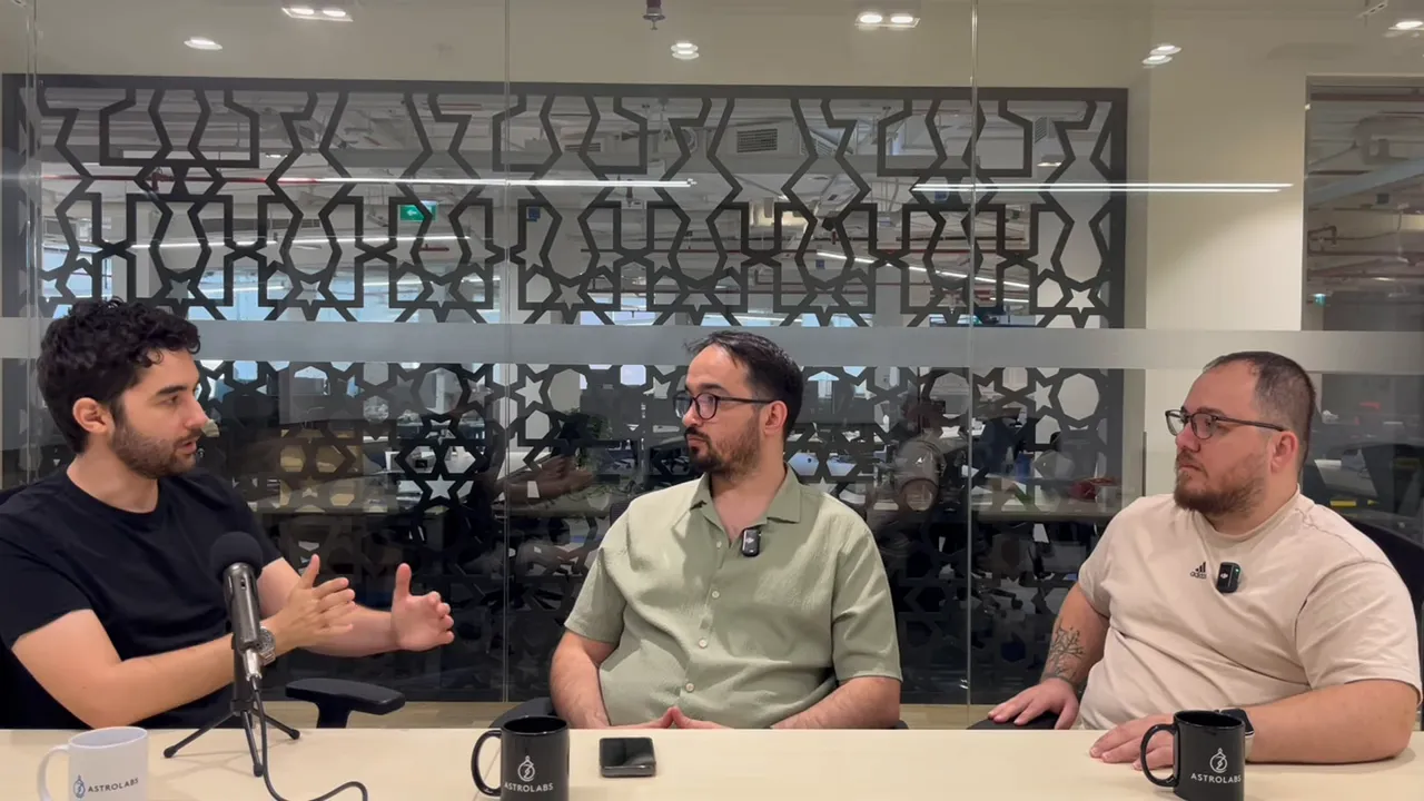 Konuşmacı el hareketleriyle şirket kuruluş s&uuml;recinin zaman &ccedil;izelgesini anlatıyor