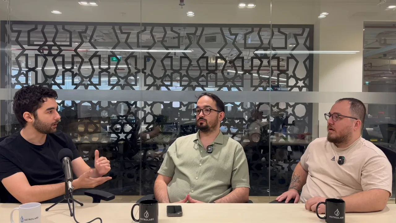 Soldaki kişinin el hareketleriyle banka s&uuml;re&ccedil;lerini anlattığı, diğer iki kişinin dinlediği toplantı g&ouml;r&uuml;nt&uuml;s&uuml;