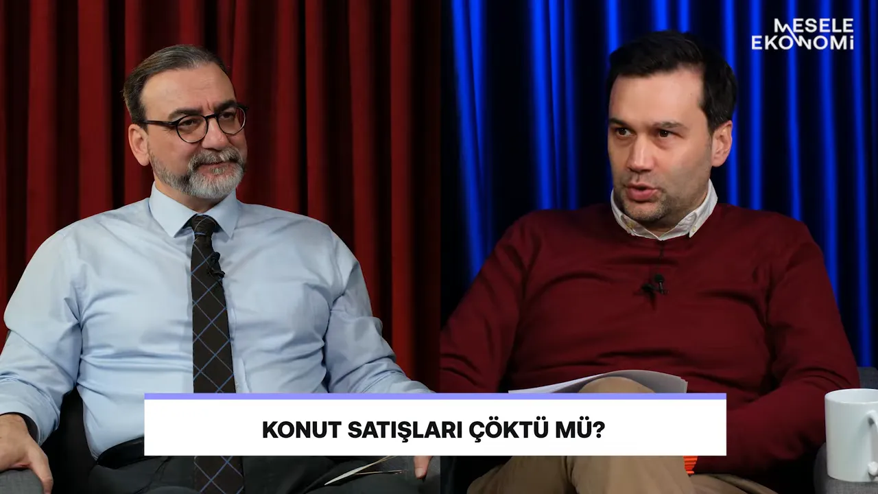 Stüdyo çekiminde iki konuşmacı; altta büyük beyaz bantta 'KONUT SATIŞLARI ÇÖKTÜ MÜ?' yazısı okunuyor.