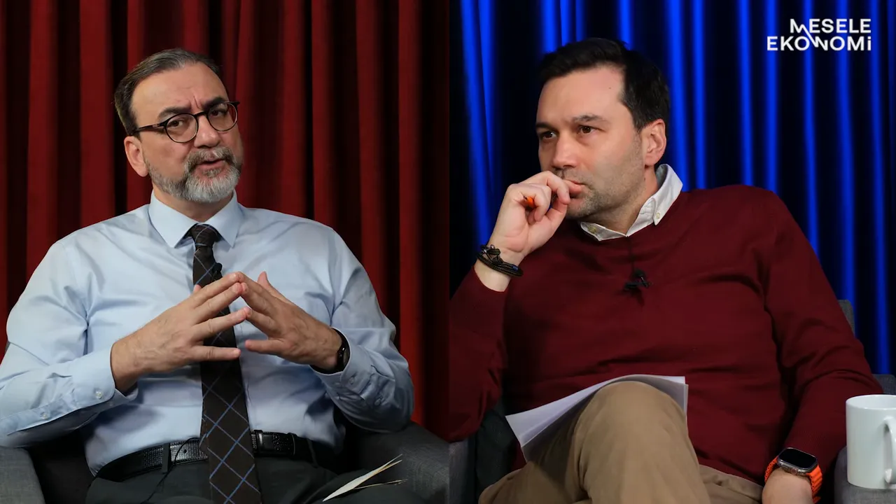 Stüdyo çekimi: sol konuşmacı ellerini birleştirerek uzmanlıkla anlatıyor, sağ konuşmacı düşünceli duruyor.