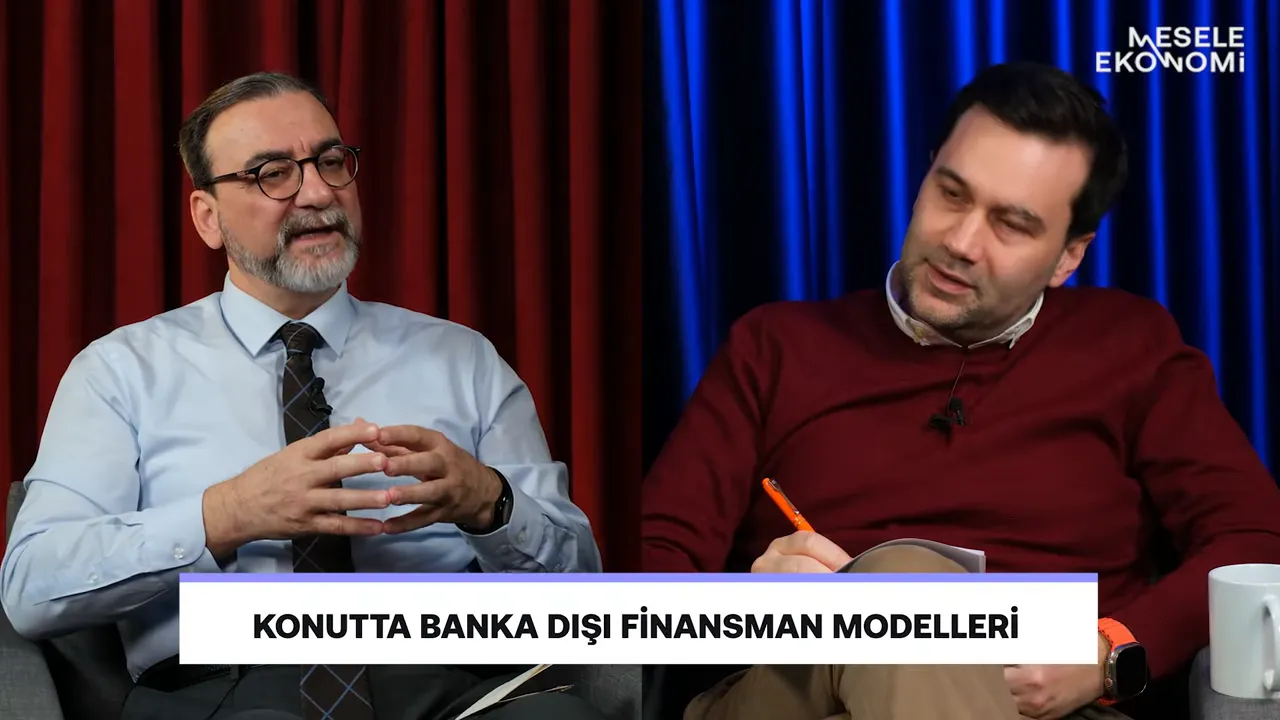 Stüdyo konuşması: iki konuşmacı ve ekran alt yazısı 'KONUTTA BANKA DIŞI FİNANSMAN MODELLERİ'.