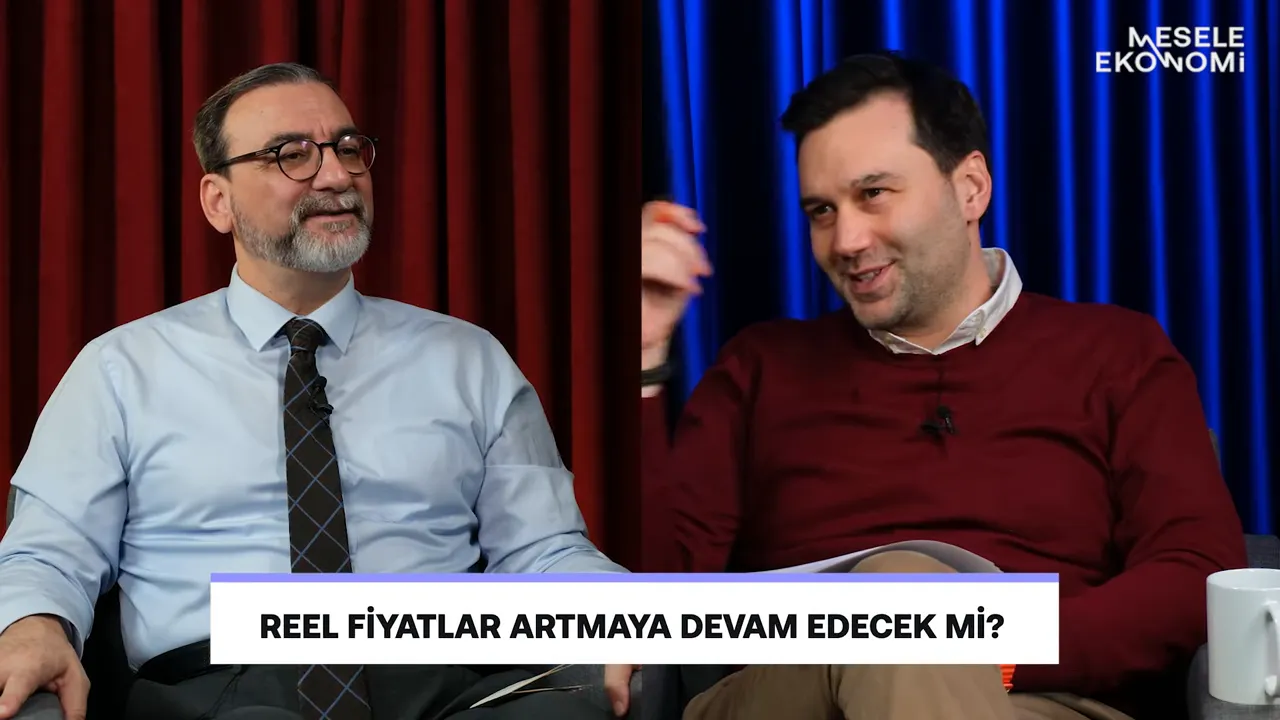 Stüdyo görüntüsü ve ekran başlığı 'REEL FİYATLAR ARTMAYA DEVAM EDECEK Mİ?' konut fiyatları tartışması
