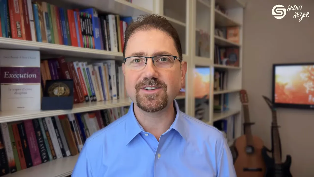 Kitaplıklı ofis &ouml;n&uuml;nde mavi g&ouml;mlekli sunucu yakın plan portresi