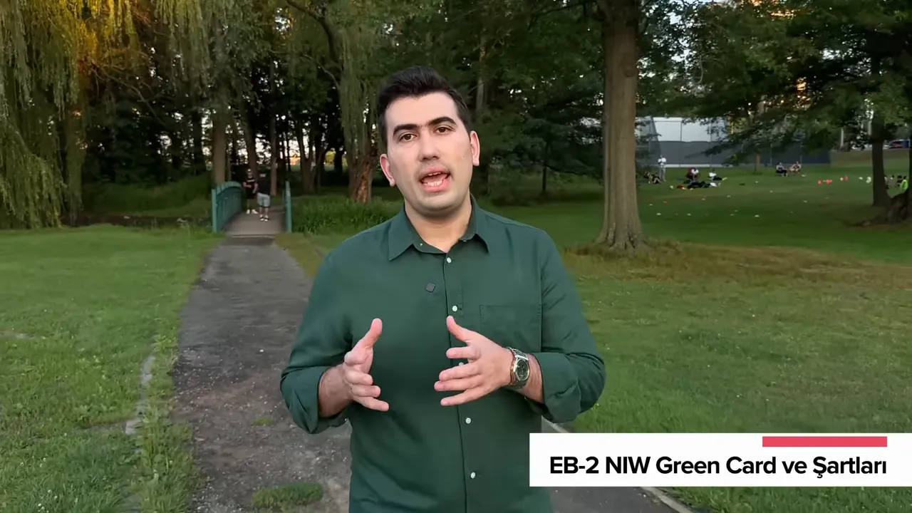 Anlatıcı &ouml;n&uuml;nde 'EB-2 NIW Green Card ve Şartları' başlığıyla video ekran g&ouml;r&uuml;nt&uuml;s&uuml;