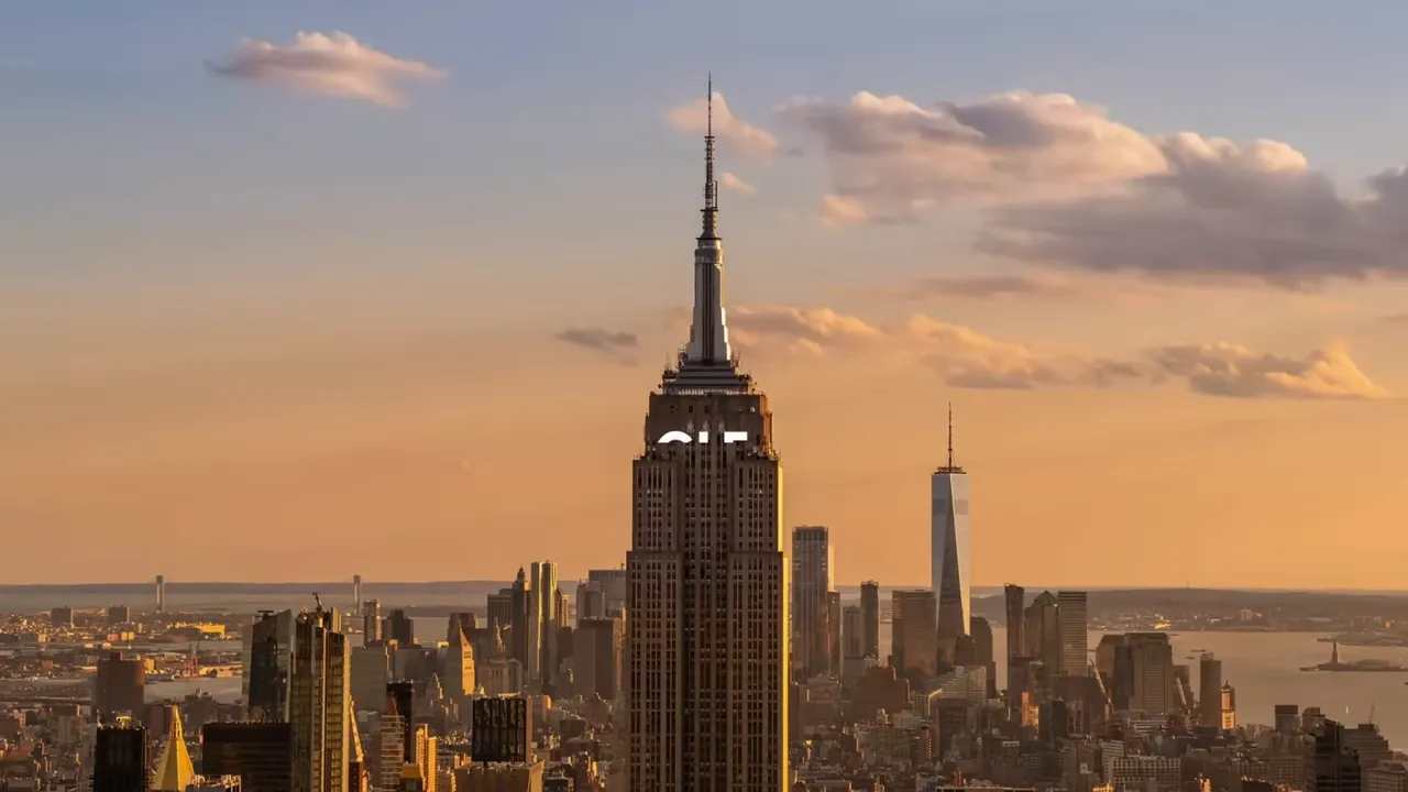New York şehir silueti, Empire State Building ve One World Trade Center g&uuml;n batımında