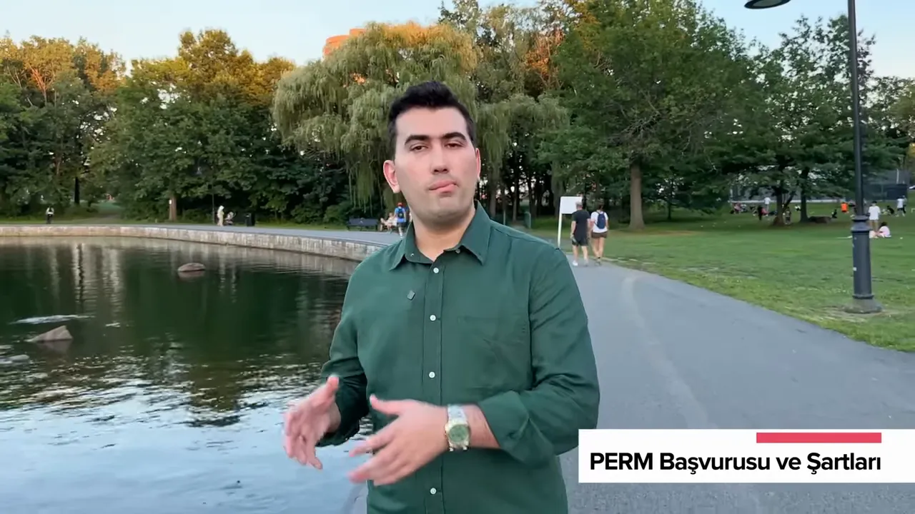 Ekran alt başlığında 'PERM Başvurusu ve Şartları' yazısı ile g&ouml;l kenarında konuşan sunucu