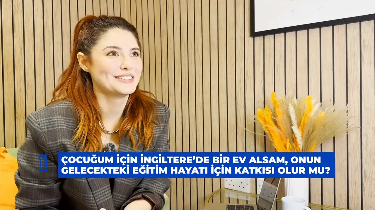 G&uuml;l&uuml;mseyen sunucu ve altta mavi başlık bandında 