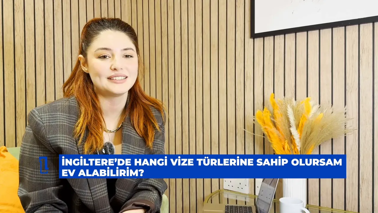 Ofis arka planında oturan g&uuml;l&uuml;mseyen sunucu ve altta &lsquo;Hangi vize t&uuml;rlerine sahip olursam ev alabilirim?&rsquo; başlığı.