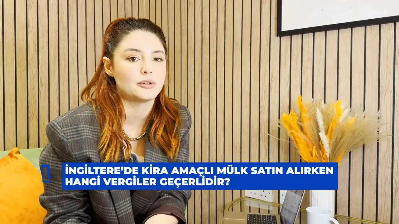 Kira ama&ccedil;lı m&uuml;lk vergileri başlıklı mavi bantlı video ekran g&ouml;r&uuml;nt&uuml;s&uuml;, sunucu kameraya bakıyor