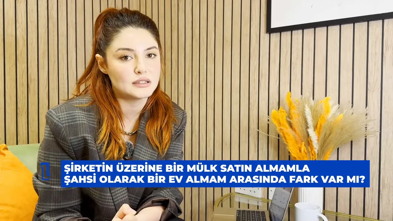 Konuşan uzman ve ekranda şirket &uuml;zerine mi şahsi alım mı sorusunu g&ouml;steren mavi altyazı.