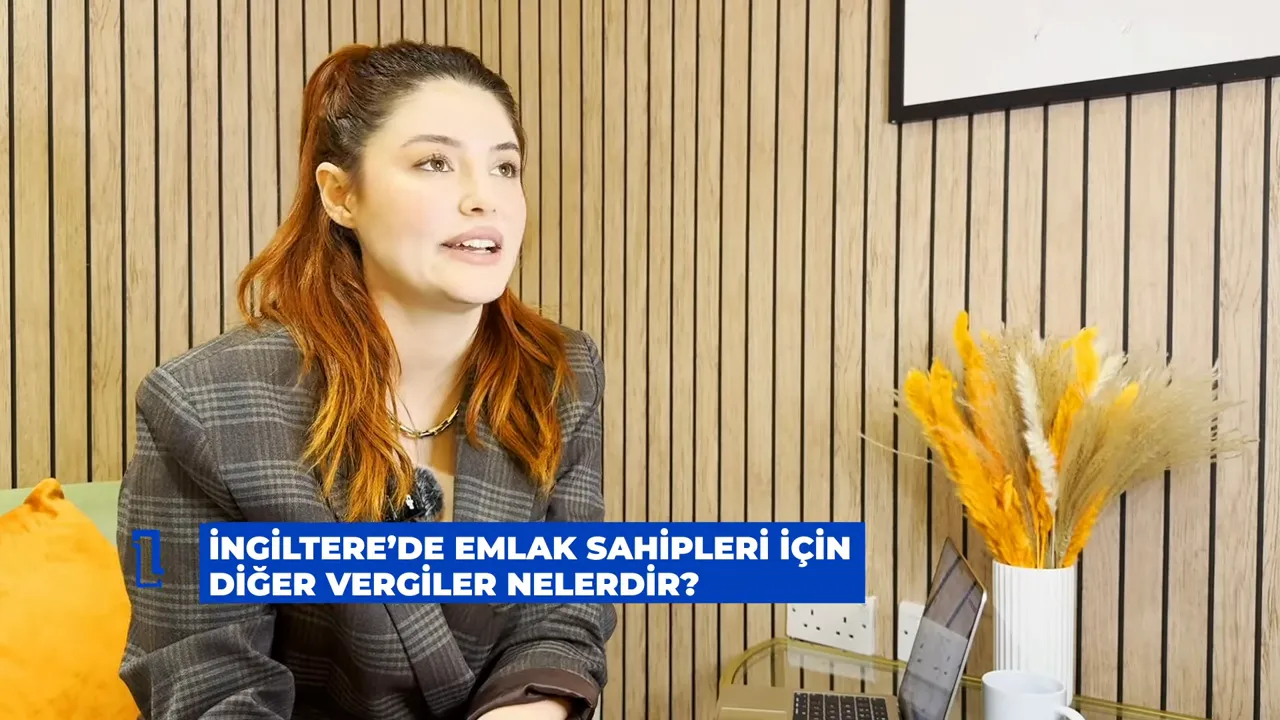 Konuşmacı st&uuml;dyoda, alt kısımda 'İngiltere'de emlak sahipleri i&ccedil;in diğer vergiler nelerdir?' başlık bandı