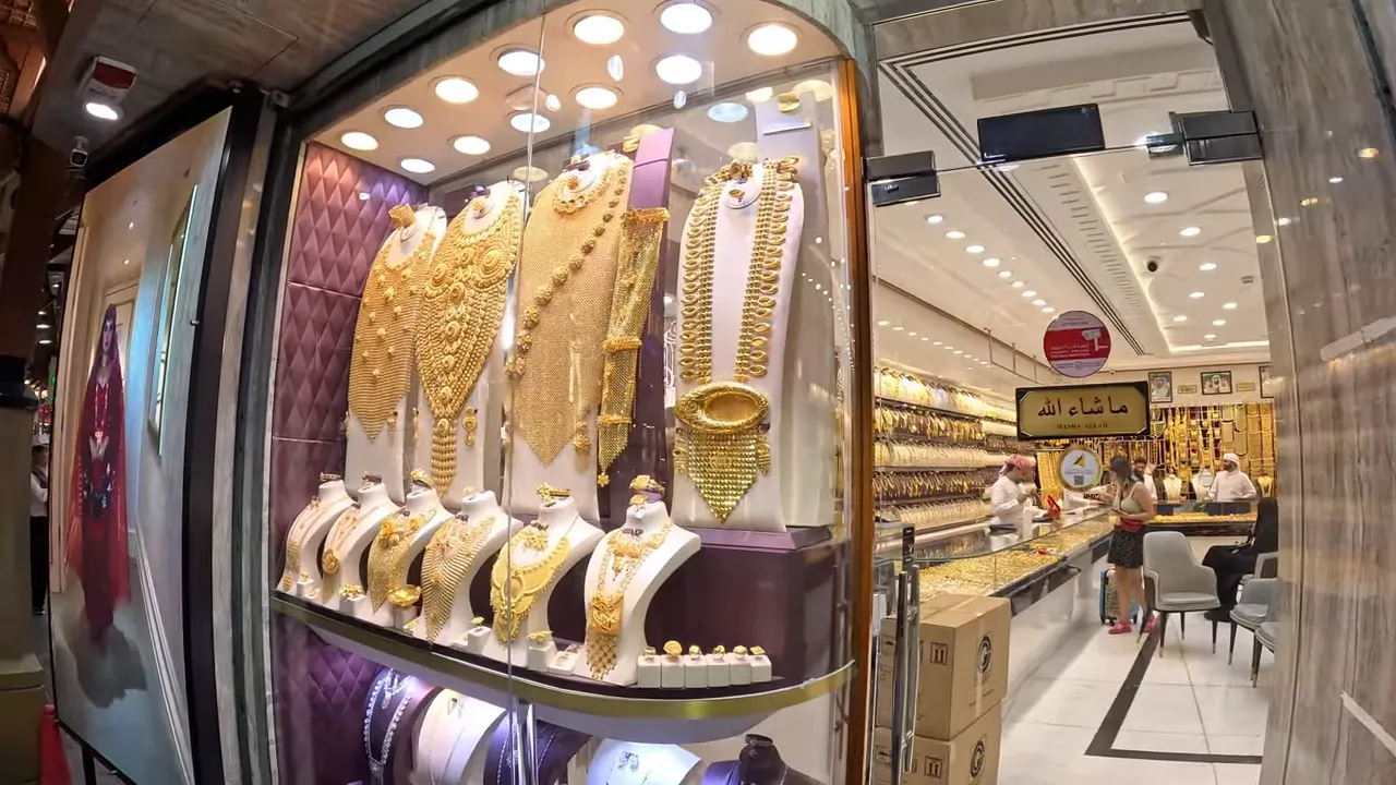 Gold Souk mağaza içi, vitrinle birlikte sayaçlar ve müşteriler