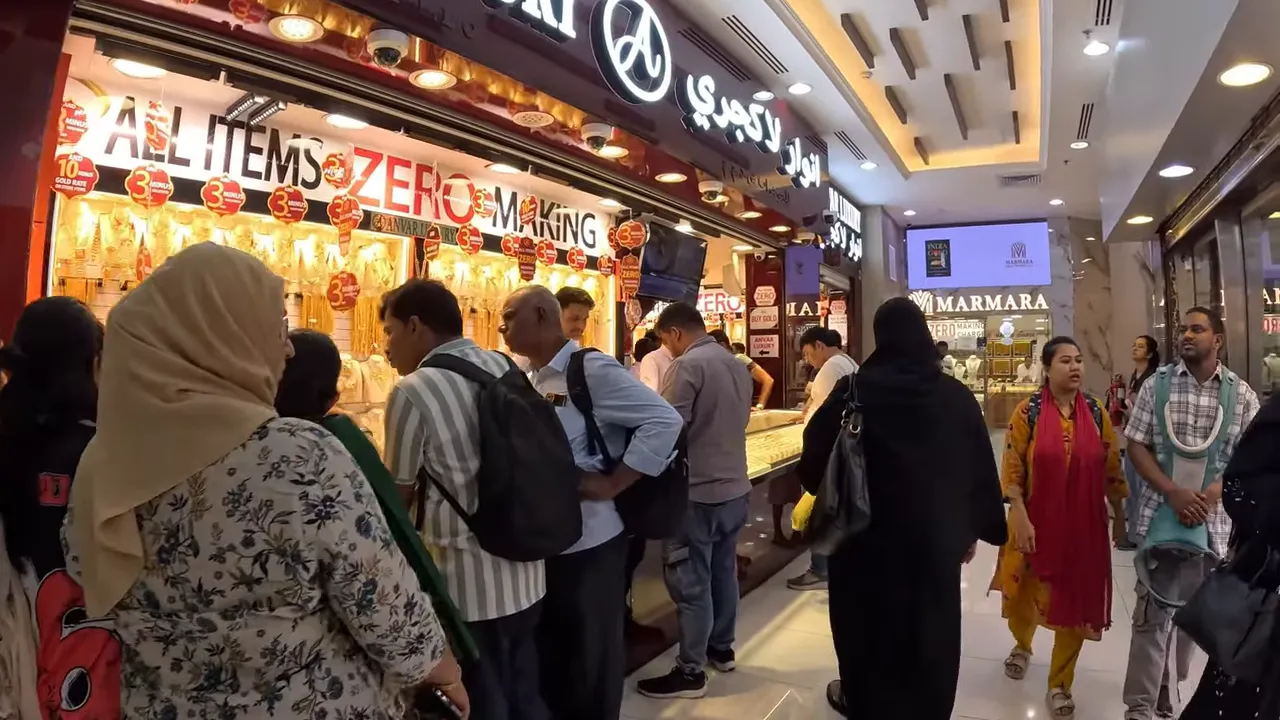 Gold Souk mağaza önü, vitrinler ve alışveriş yapan insanlar