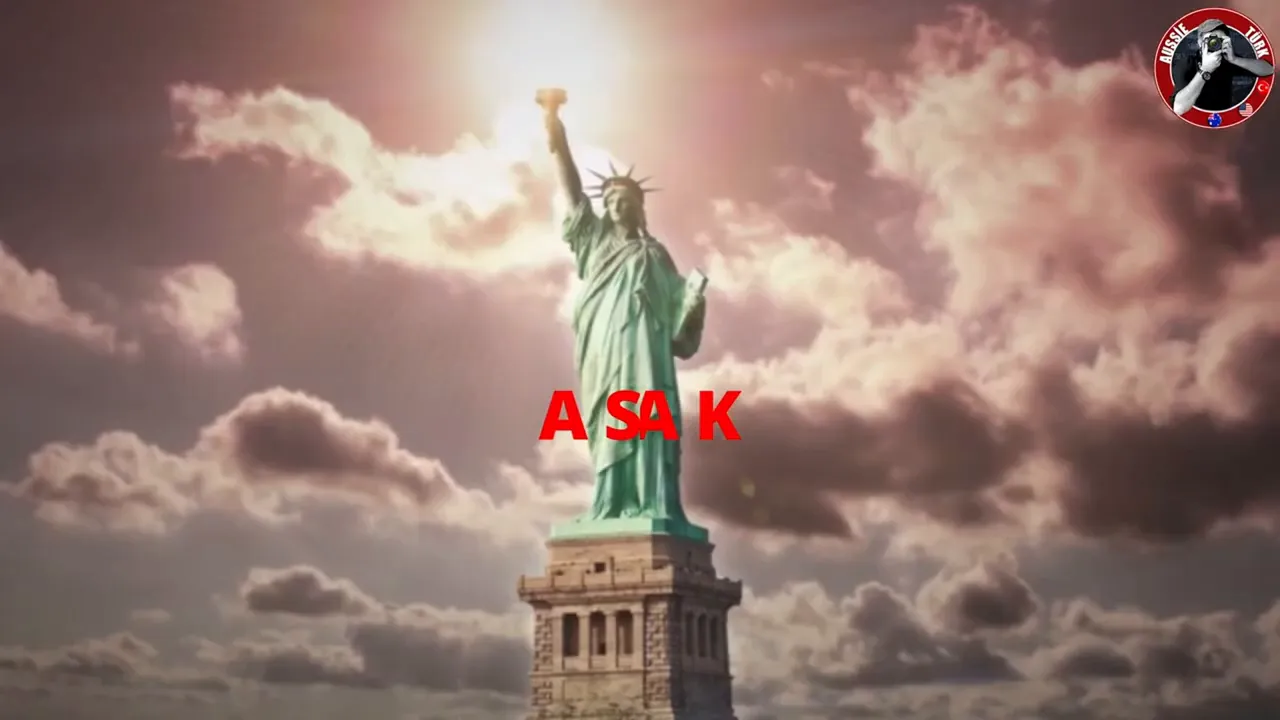 &Ouml;zg&uuml;rl&uuml;k Heykeli dramatik bulutlu g&ouml;ky&uuml;z&uuml; &ouml;n&uuml;nde