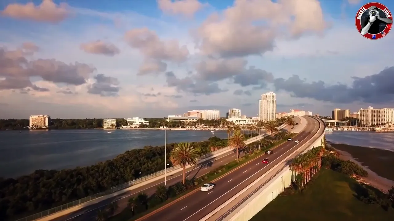 K&ouml;pr&uuml;den ge&ccedil;en arabalar ve sahil manzarası, ulaşım tercihlerine dair net bir g&ouml;rsel.