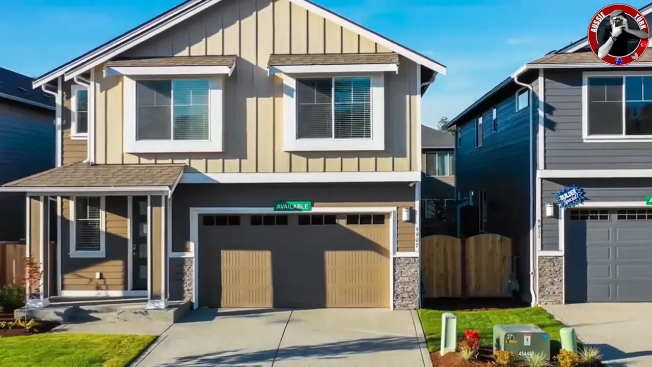 Krem ve gri tonlarında iki katlı banliy&ouml; evi, garajında 'Available' yazısı.