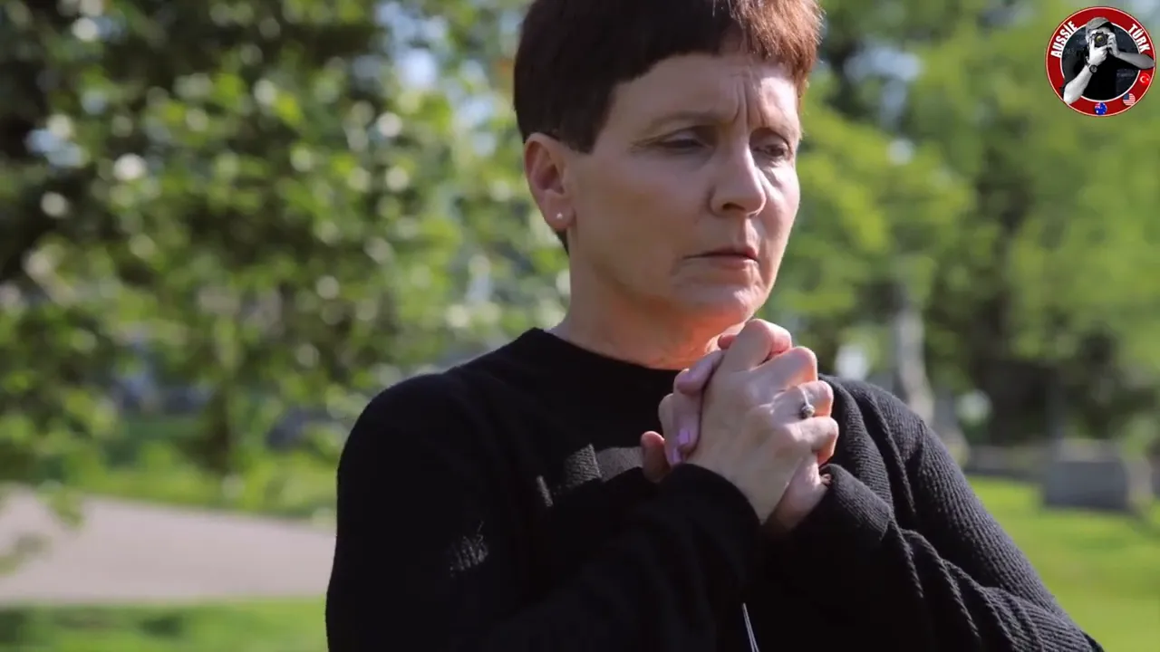 A&ccedil;ık havada ellerini kavramış, d&uuml;ş&uuml;nceli ve endişeli g&ouml;r&uuml;nen kadın portresi