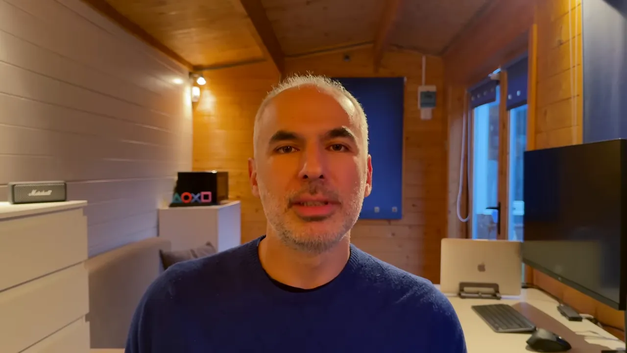 Konuşan sunucu ofis arka planında, y&uuml;z&uuml; net ve ortalanmış