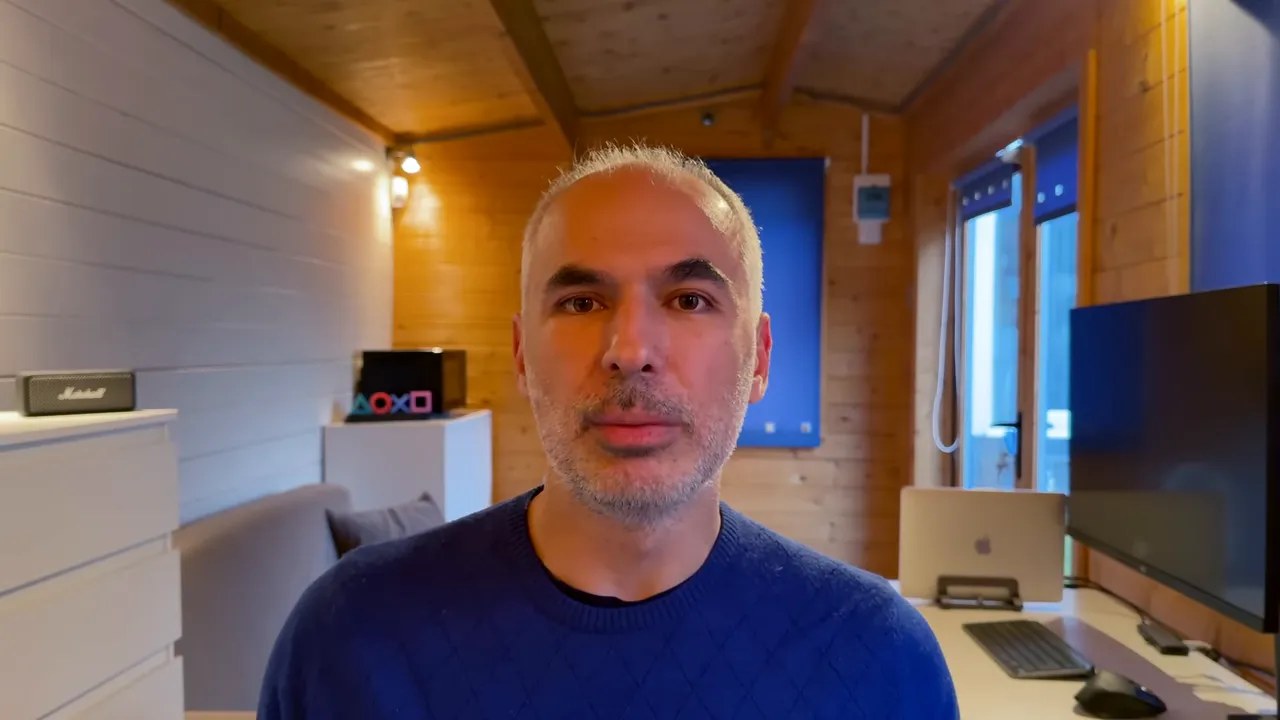 Ev ofisinde net ve iyi aydınlatılmış sunucu g&ouml;r&uuml;nt&uuml;s&uuml;, İngiltere iş pazarını anlatıyor