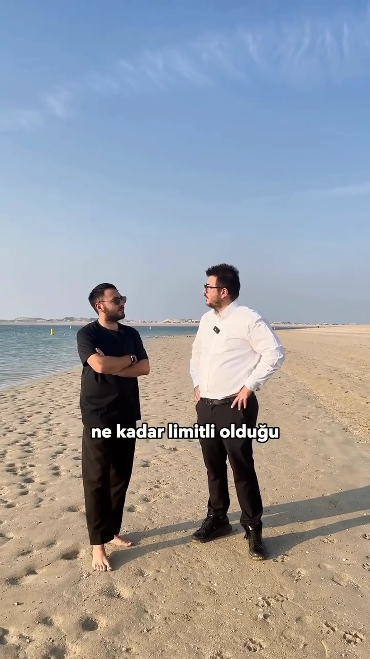 Sahilde iki kişi konuşuyor; ekranda 'ne kadar limitli olduğu' altyazısı g&ouml;r&uuml;n&uuml;yor