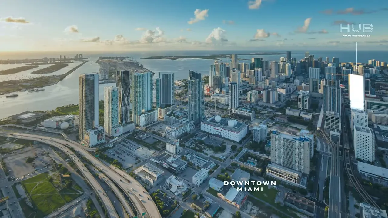 Downtown Miami'nin kuşbakışı manzarası, sahil ve otoyol bağlantılarıyla birlikte HUB Miami Residences işaretli.