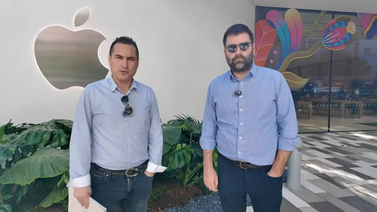 İki sunucu Apple logosu &ouml;n&uuml;nde duruyor; Downtown mağaza cephesi ve zemin desenleri arka planda.