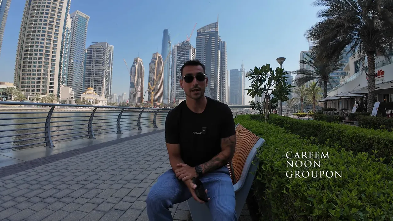 Dubai sahilinde oturan kişi, sağda 'CAREEM NOON GROUPON' uygulama isimleri