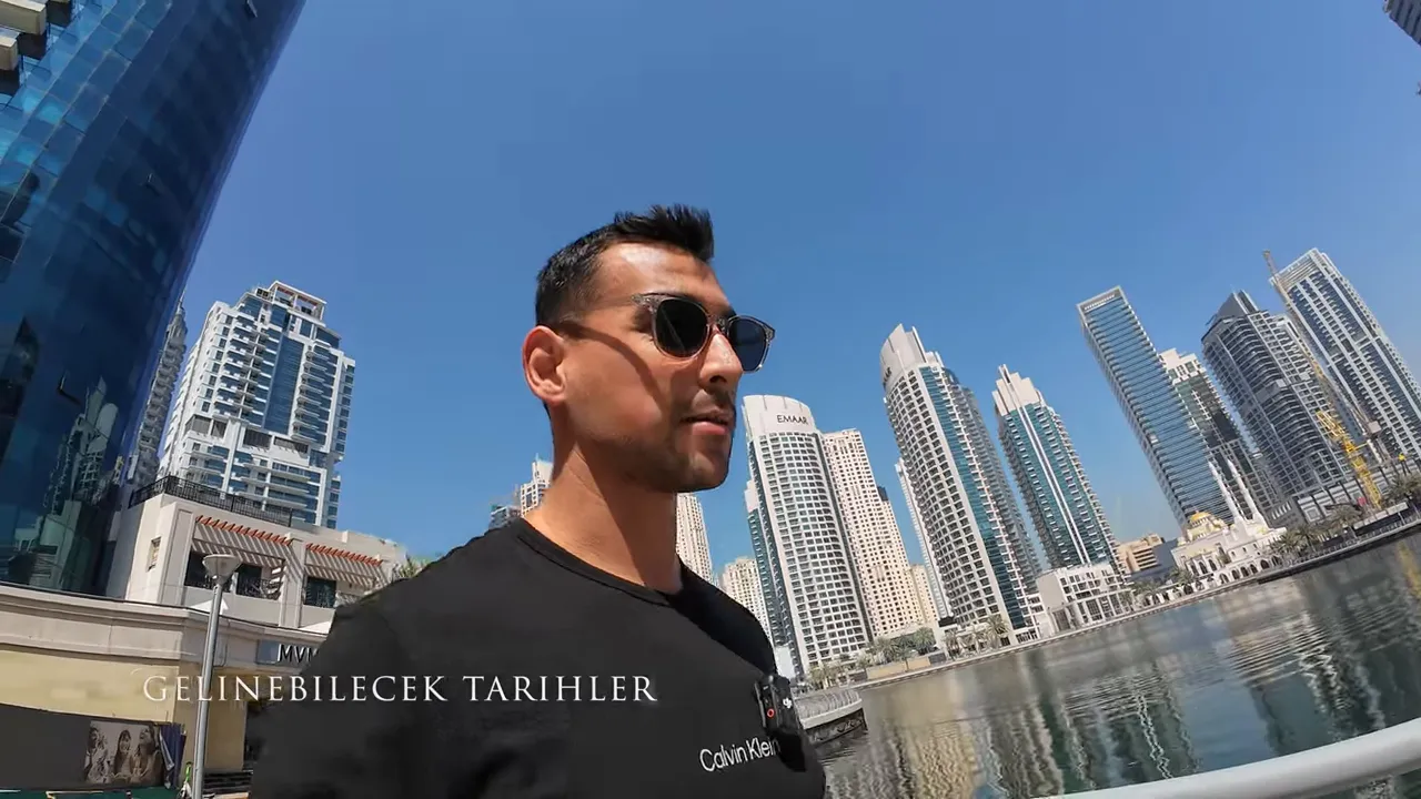 Dubai Marina'da y&uuml;r&uuml;yen sunucu ve ekran altı 'GELINEBILECEK TARİHLER' yazısı