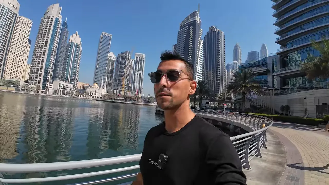 Dubai Marina y&uuml;r&uuml;y&uuml;ş yolu, g&ouml;kdelenler ve anlatıcı; temiz, dengeli kompozisyon