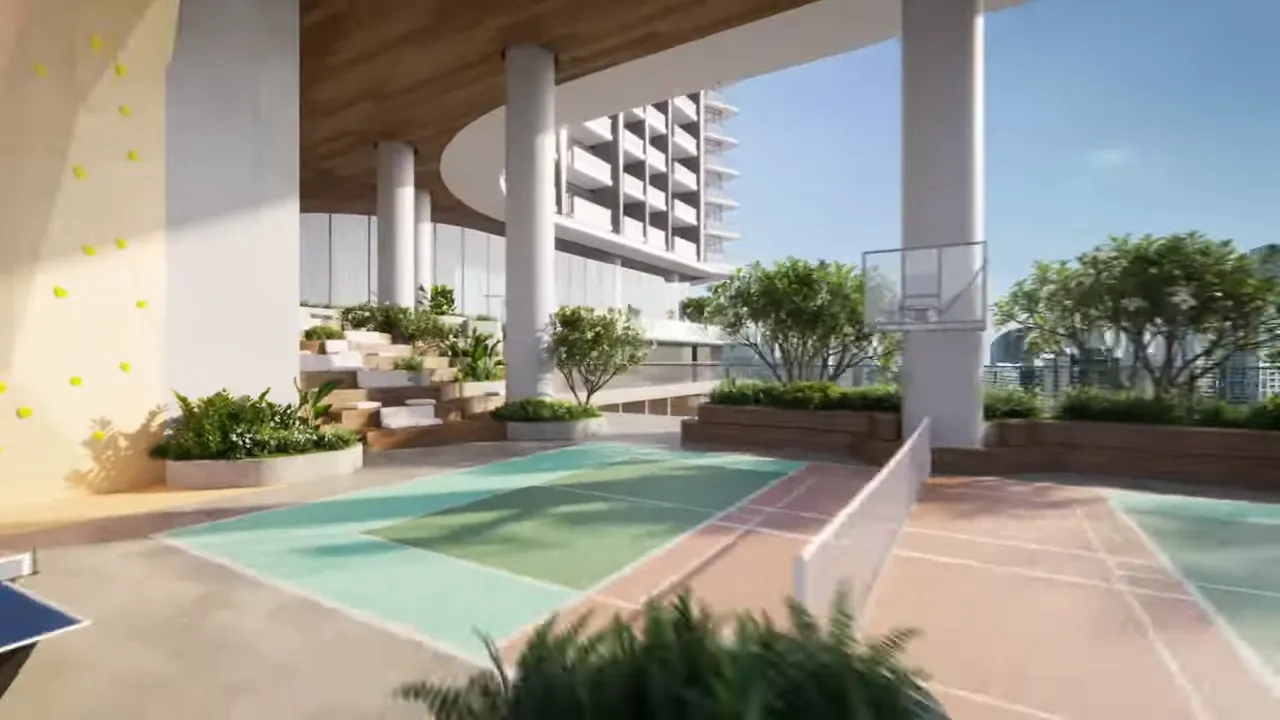 Dubai Marina&rsquo;da rezidans havuz alanı ve modern bina cephesi