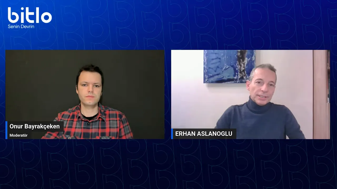 İki konuşmacının net ve iyi aydınlatılmış video konferans görüntüsü, Bitlo mavi arka planı.