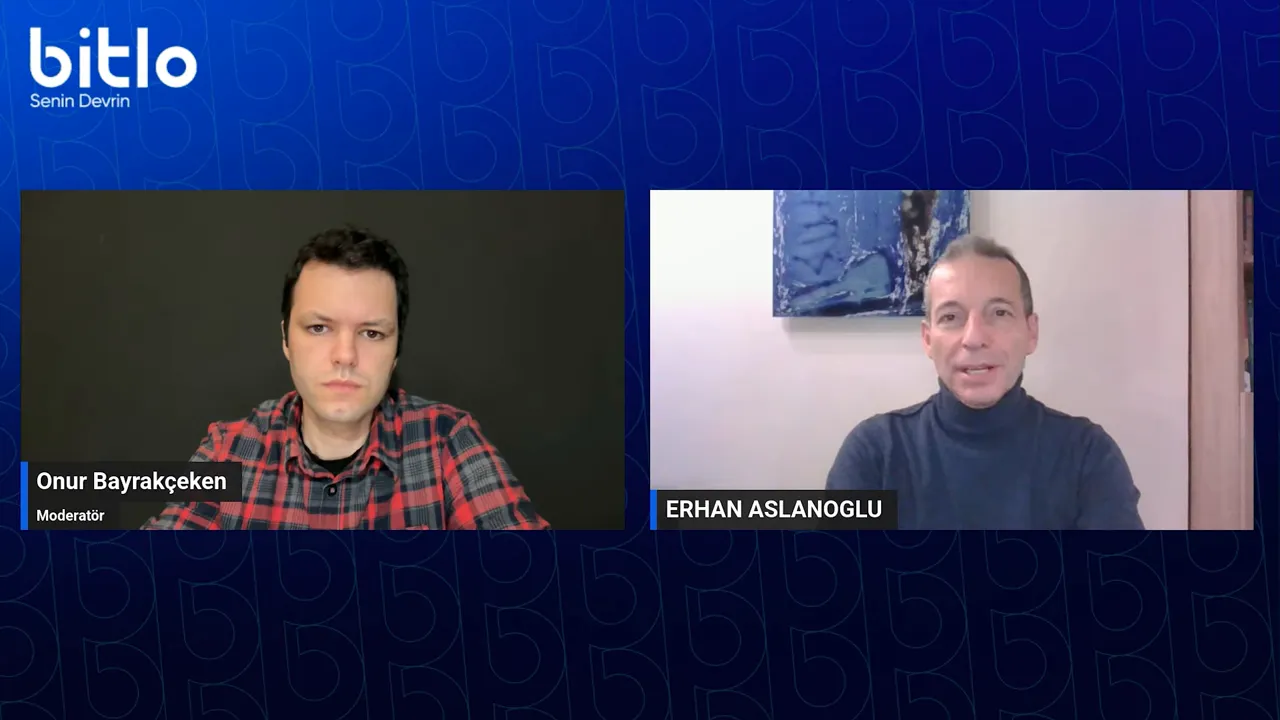 Video panelinin net ekran görüntüsü; sol ve sağda iki konuşmacı, marka desenli mavi arka plan.