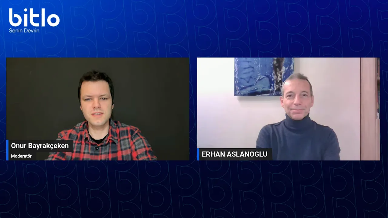 Panel görüntüsü: Onur Bayrakçekken (moderatör) ve Erhan Aslanoğlu konuşurken.