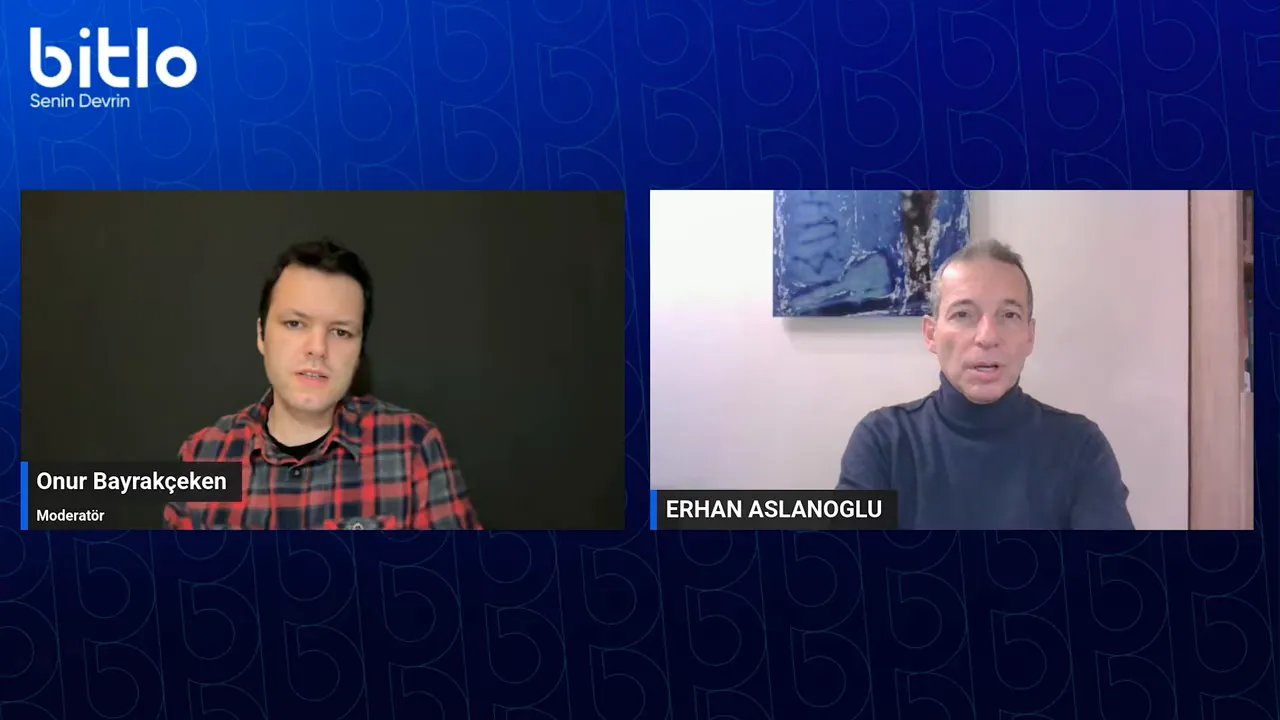 İki konuşmacının yan yana görüldüğü canlı panel ekran görüntüsü, iyi aydınlatılmış ve net.