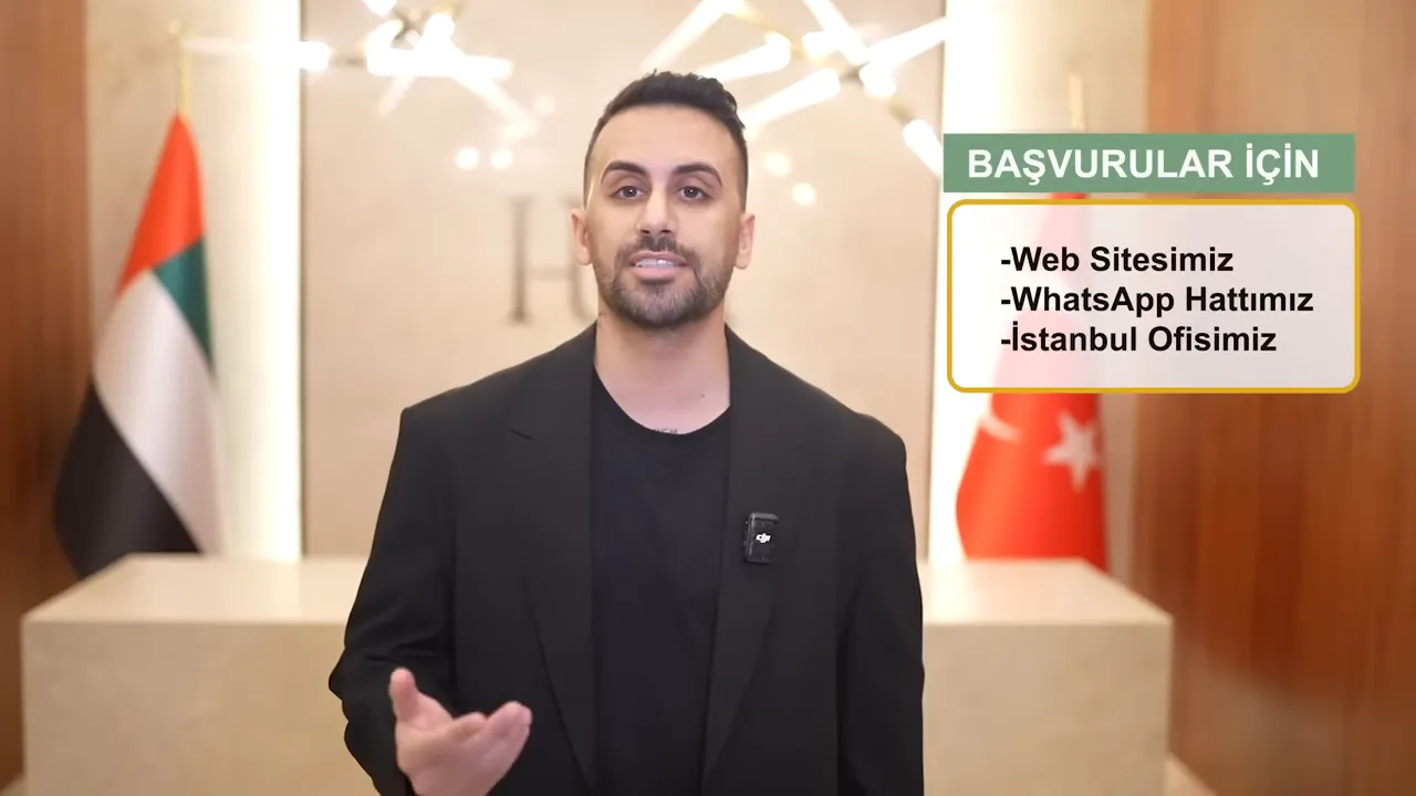 Orta kadraj konuşmacı ile sağ tarafta başvuru y&ouml;ntemlerini listeleyen bilgi kutusu (web sitesi, WhatsApp, İstanbul ofisi).