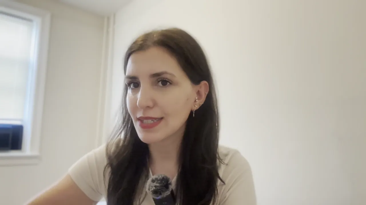 Konuşan kişi kameraya bakıyor ve LinkedIn hakkında ipu&ccedil;ları verirken mikrofonu g&ouml;r&uuml;n&uuml;r