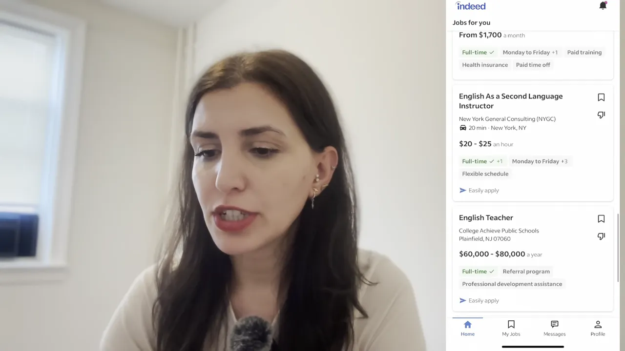 Indeed mobil uygulaması iş ilanları ekranı ile sunucunun yan yana g&ouml;r&uuml;nt&uuml;s&uuml;