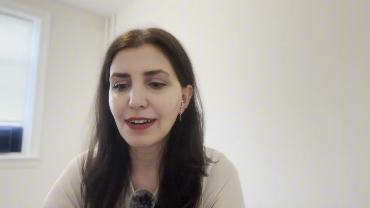 Konuşan kadın Craigslist uyarısı yapıyor, mikrofon g&ouml;r&uuml;n&uuml;r