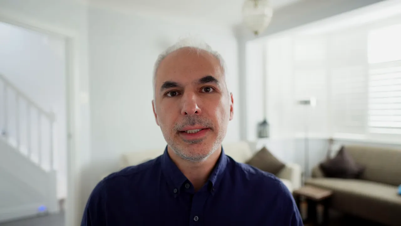 Ev ofisinde kameraya bakan sunucu, şirket ismi kontrol&uuml; adımı i&ccedil;in g&ouml;rsel