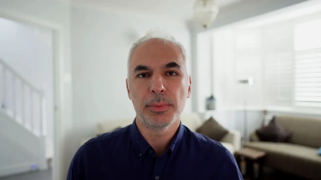 Orta planda kameraya bakan konuşmacı, şirket banka hesabı tercihlerinden bahsediyor