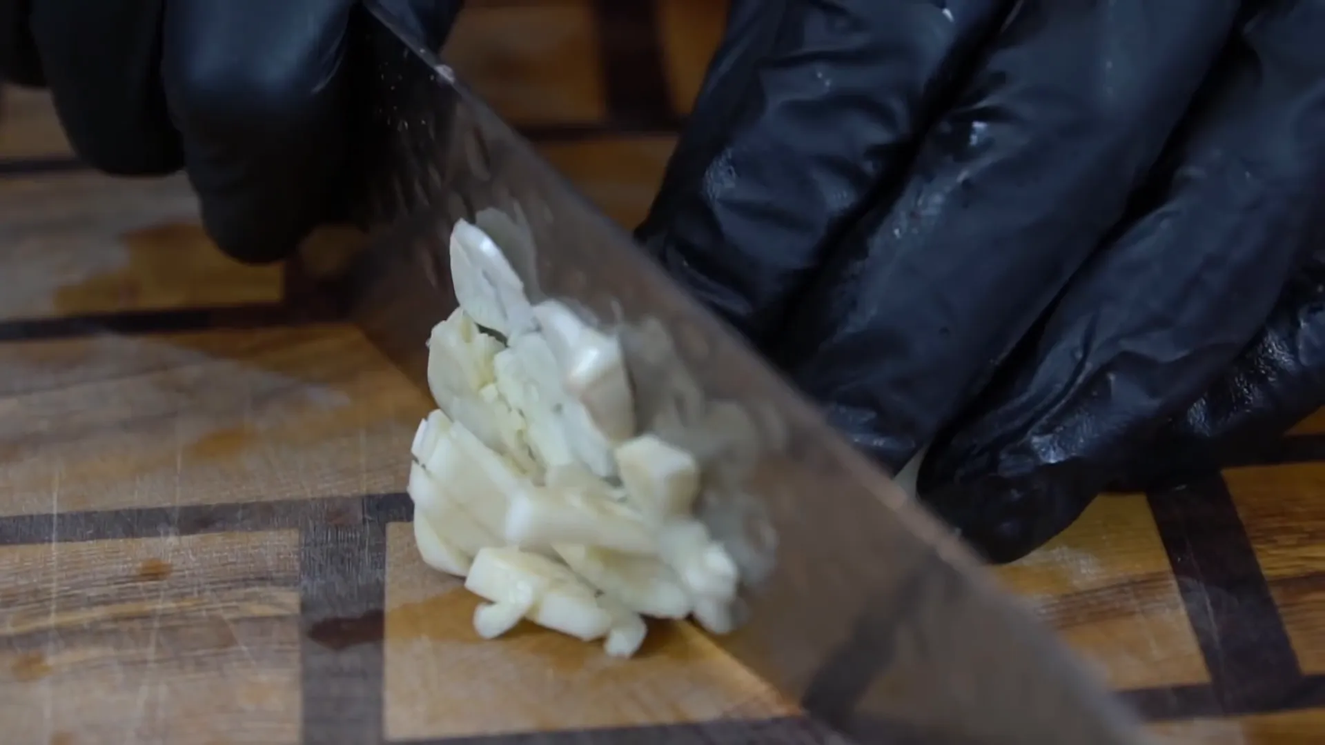 Smashing garlic