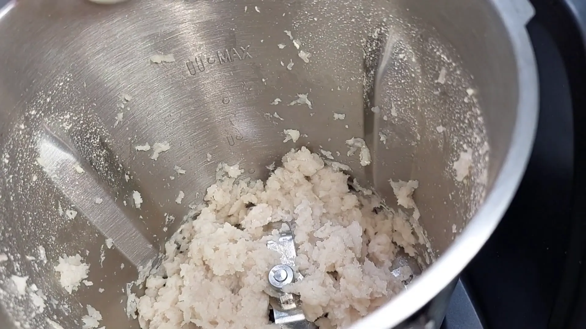 Añadiendo queso crema a la mezcla
