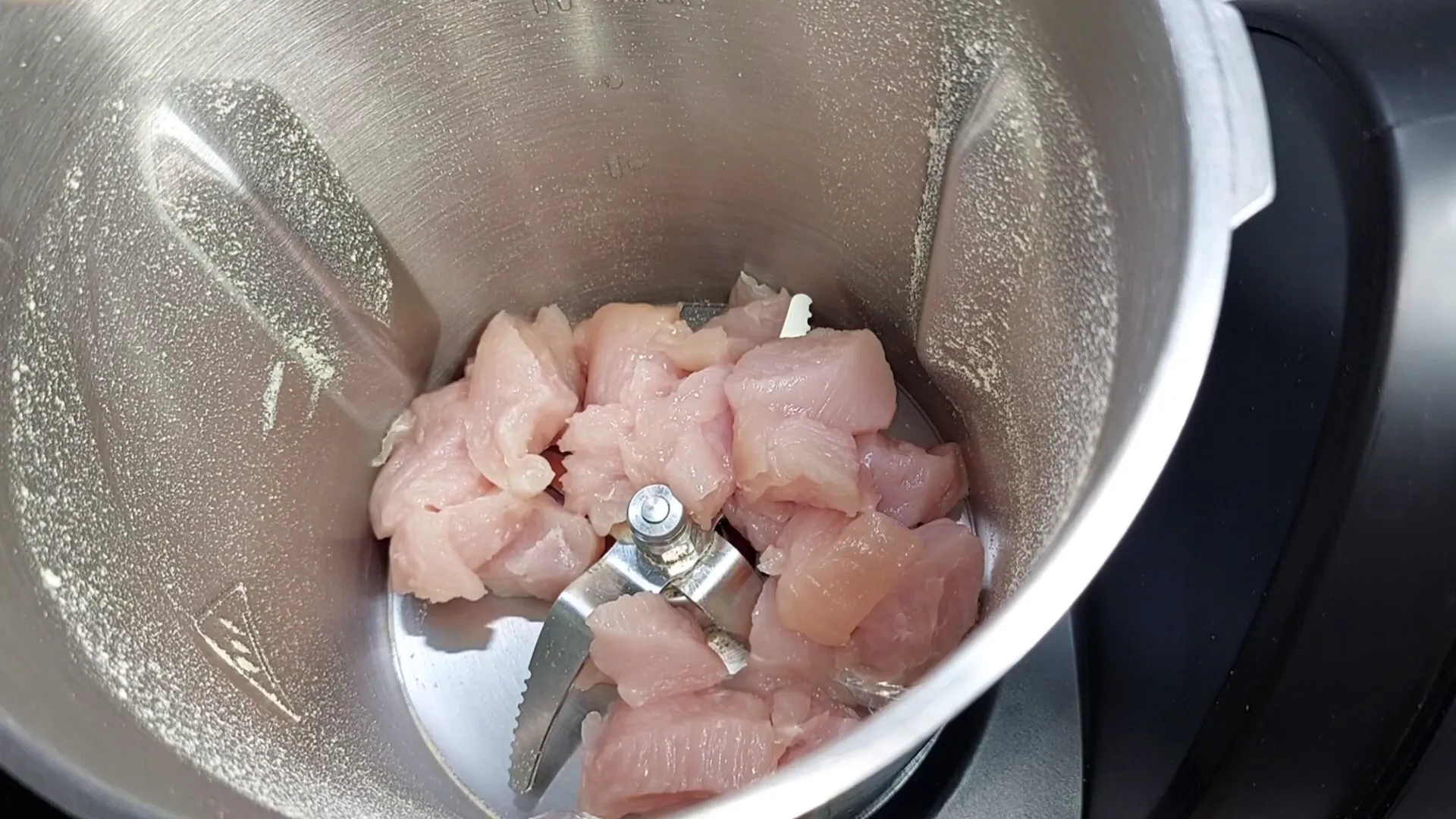 Añadiendo pollo y ajo a la mezcla