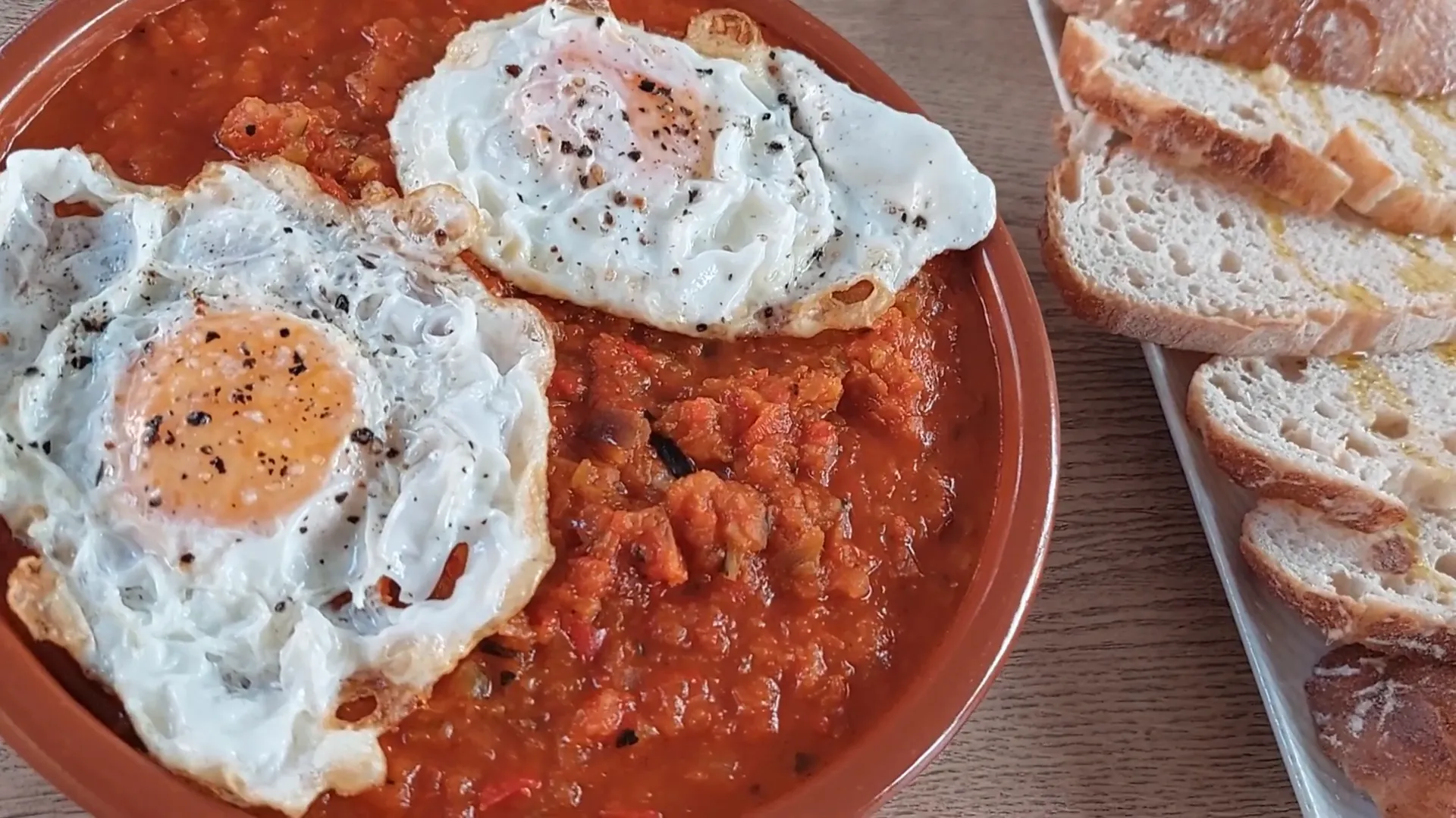 Disfrutando del pisto con huevos fritos