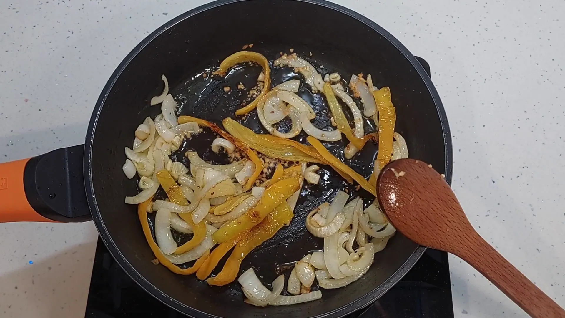 Pollo y verduras cocinándose juntos