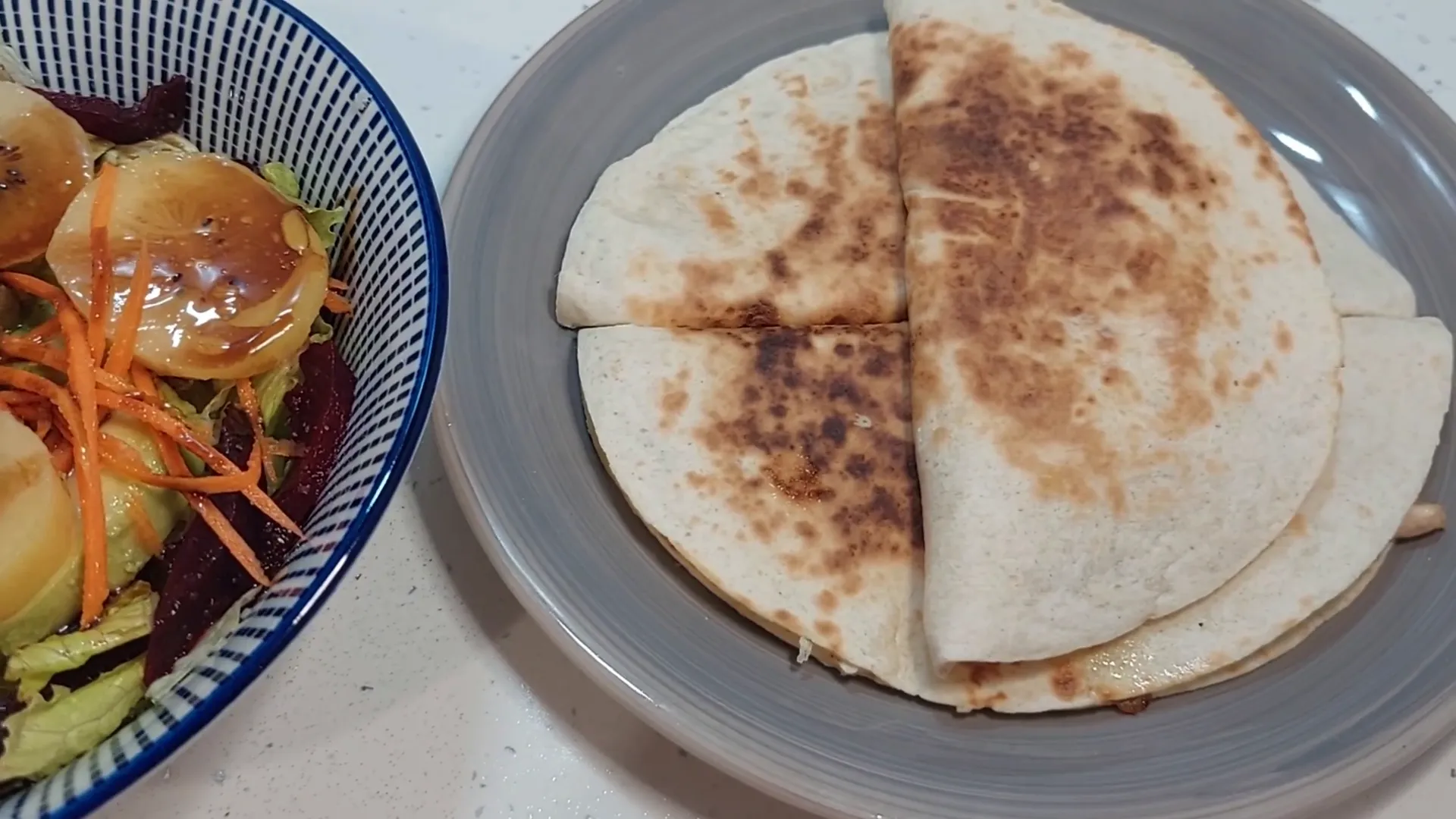 Plato final con quesadillas y ensalada